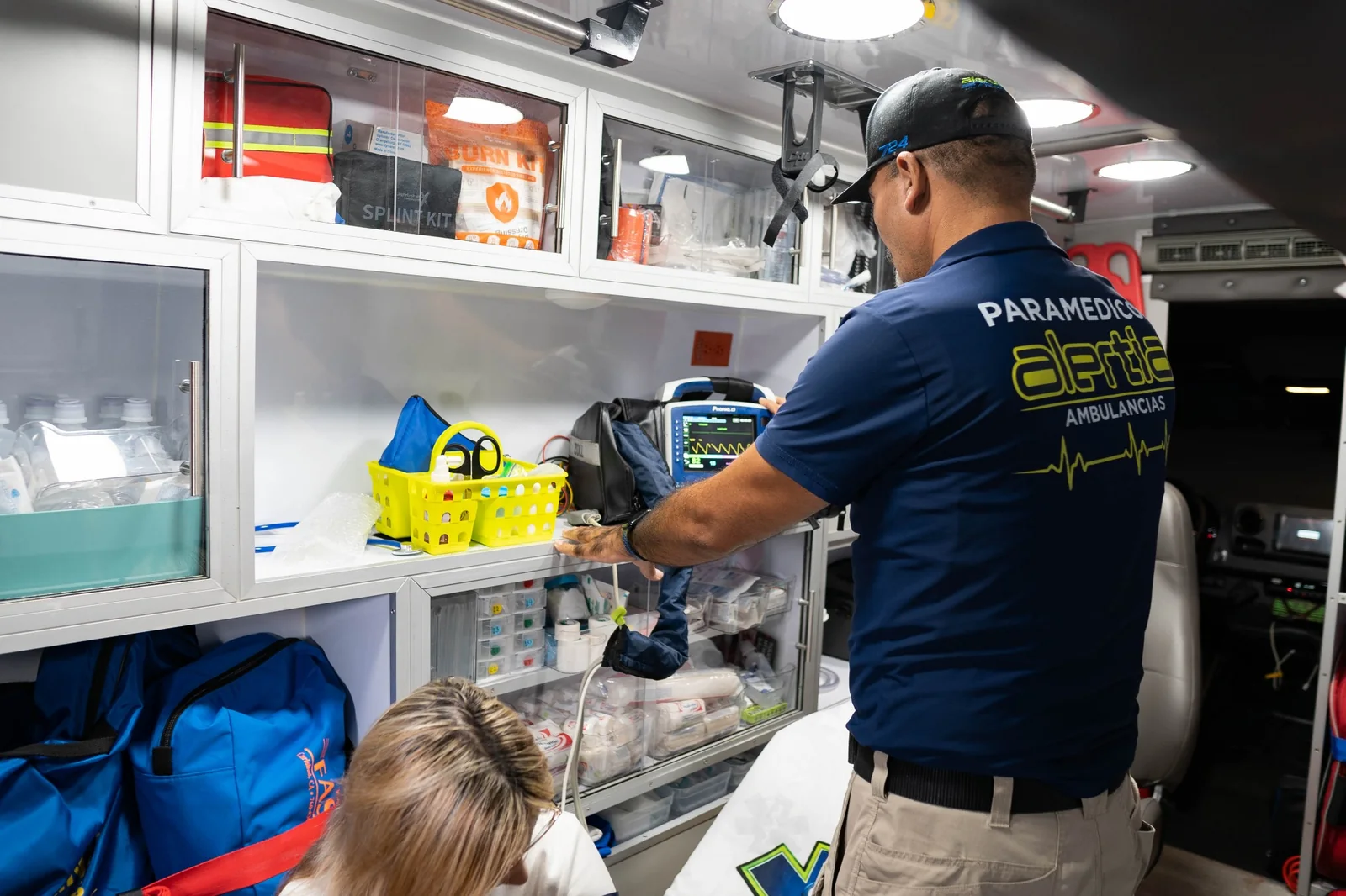 Interior de ambulancia alertia724 con personal paramédico y equipo médico preparado.
