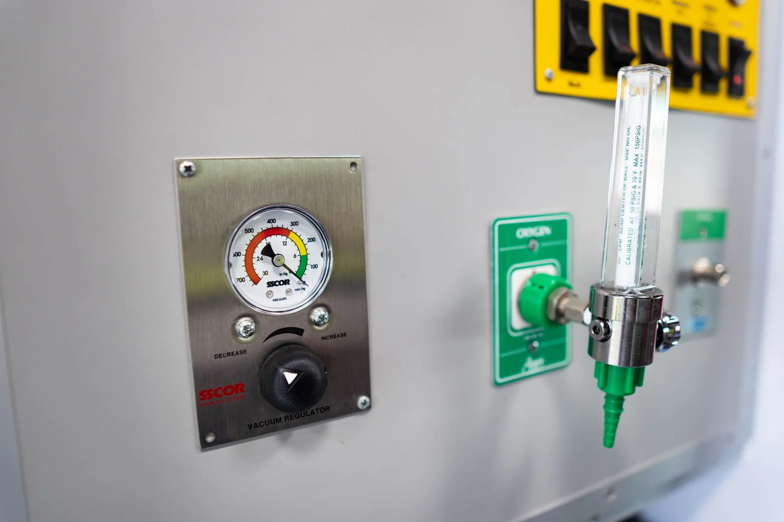 Detalle de equipo médico instalado dentro de una ambulancia alertia724.