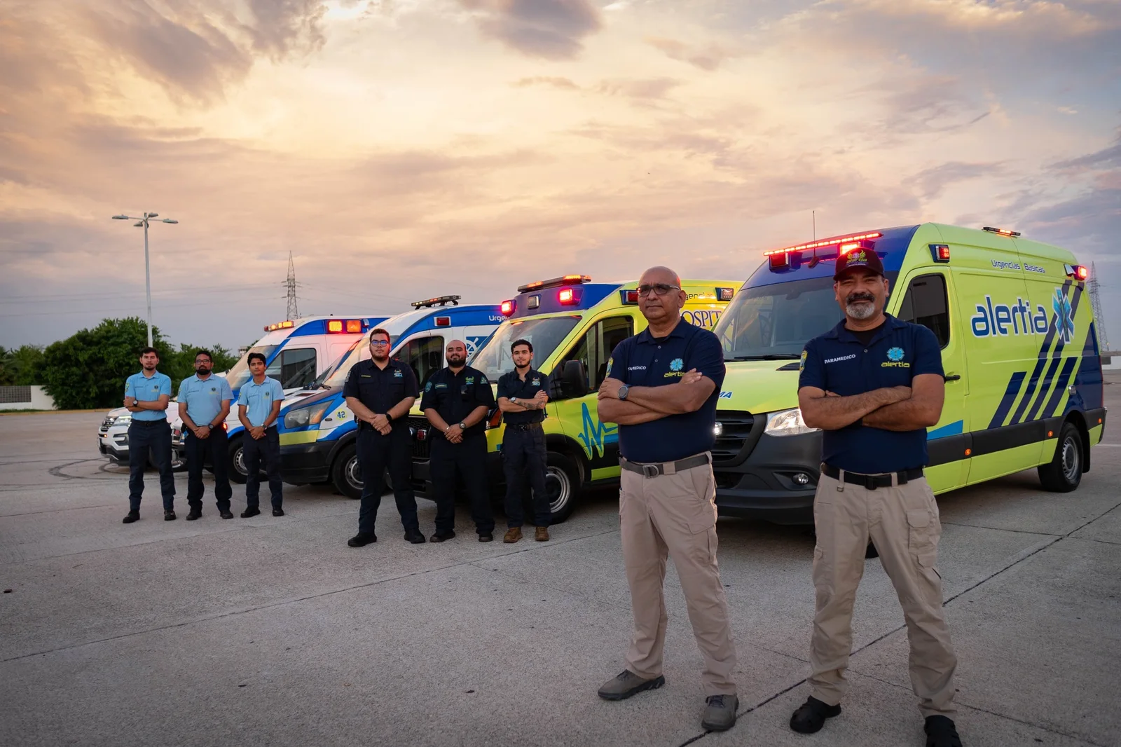 Equipo completo de alertia724 frente a sus ambulancias