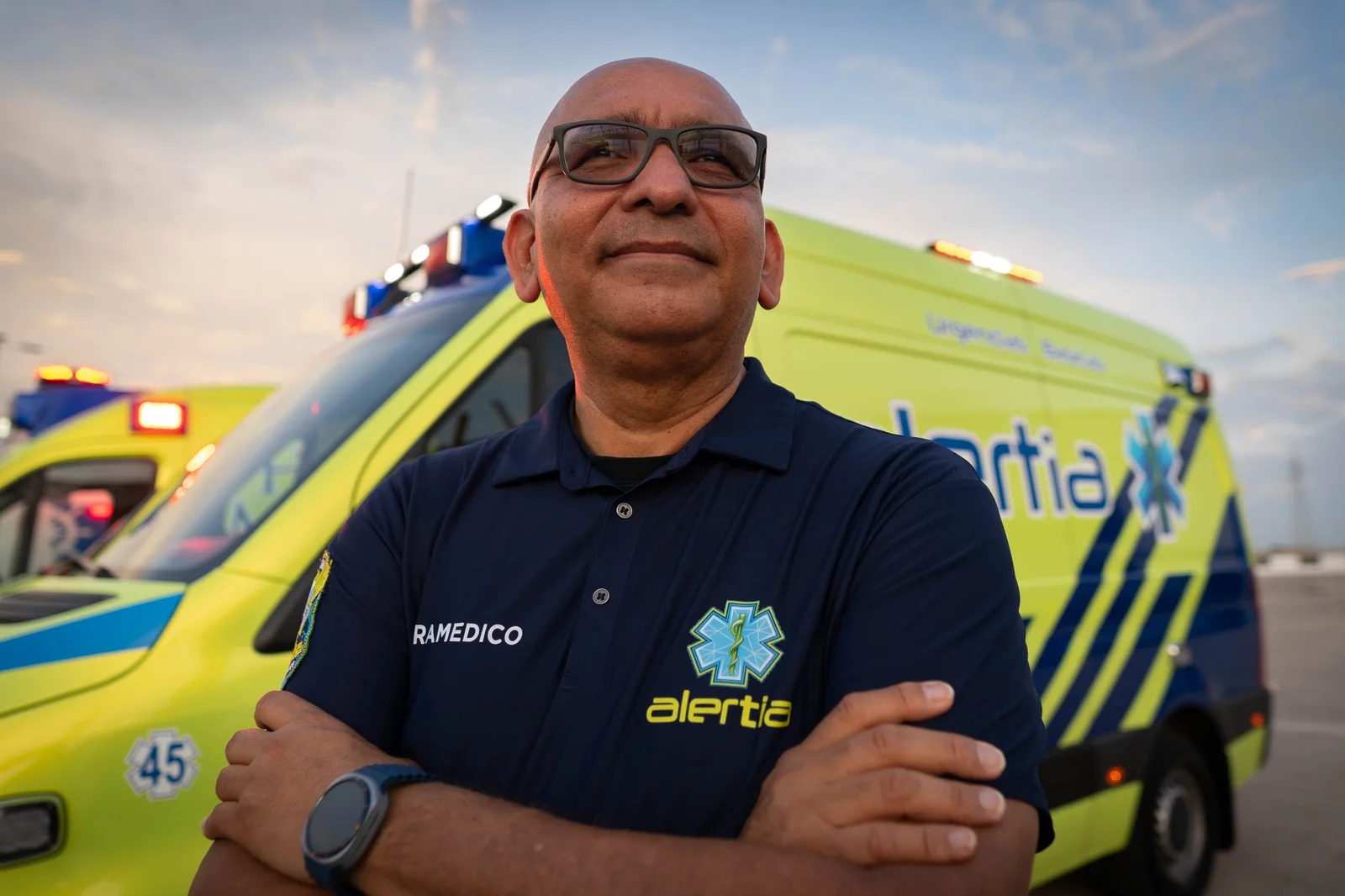 Retrato de Agustín Borrego frente a una ambulancia de alertia724