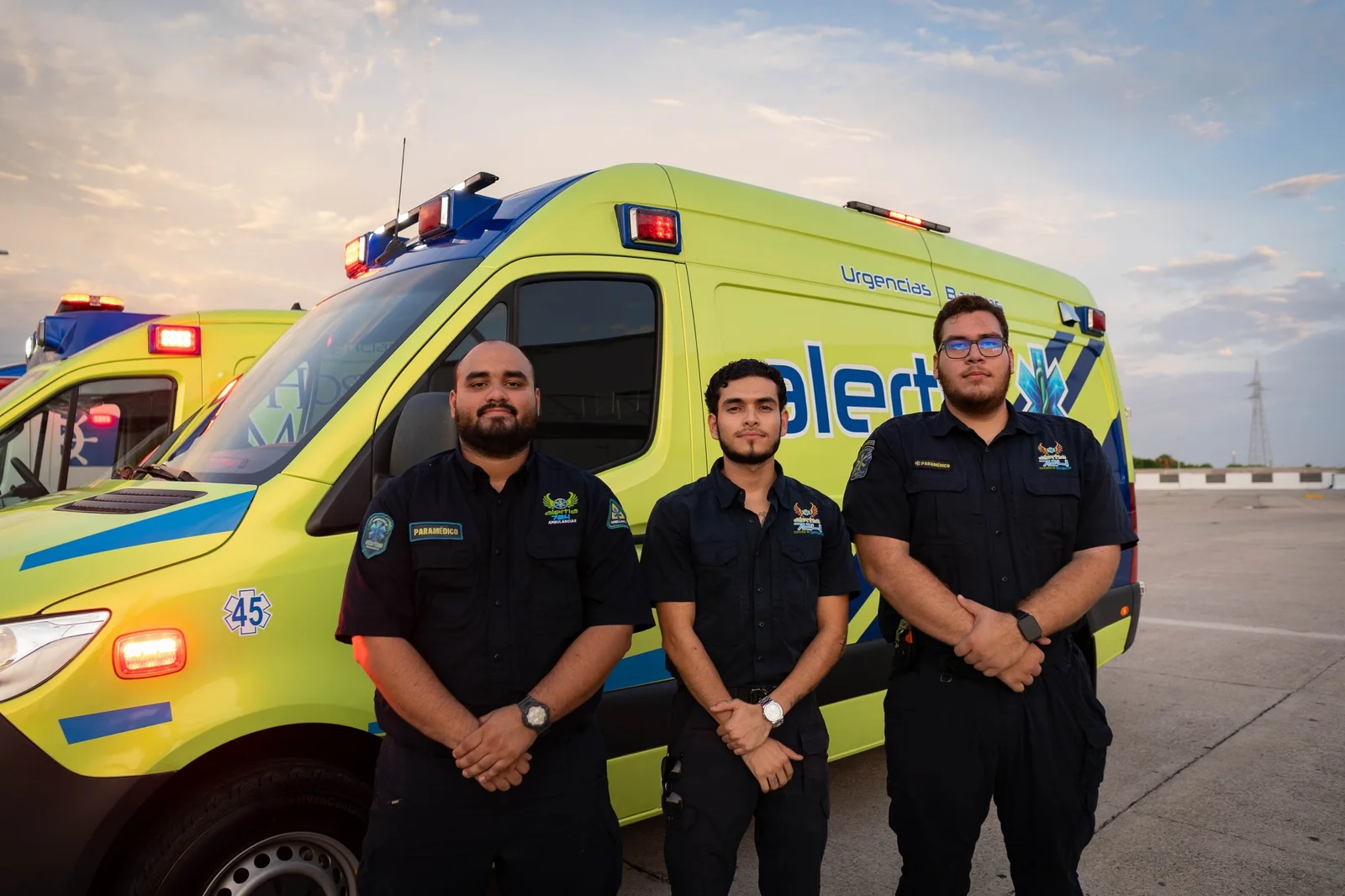 Integrantes del equipo de alertia724 frente a una unidad