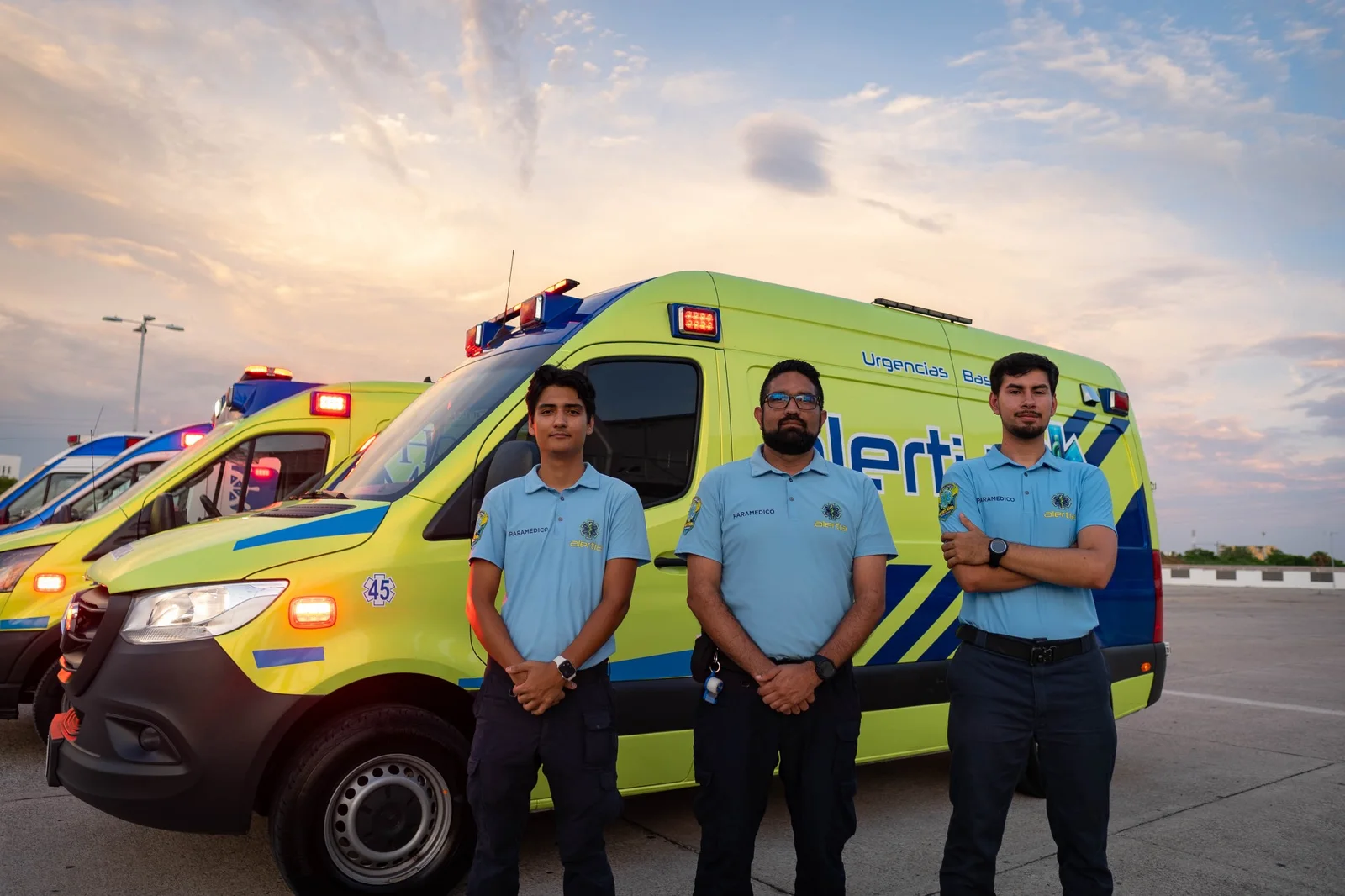 Equipo de paramédicos de alertia724 frente a una ambulancia