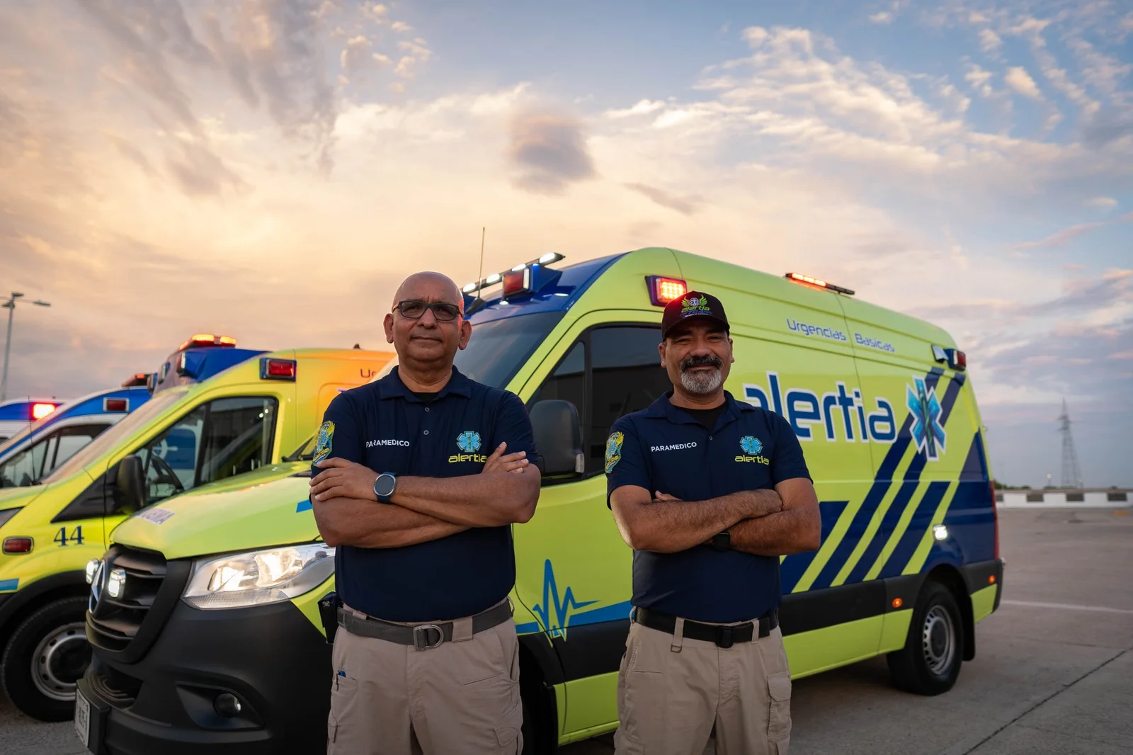 Agustín Borrego y Julio Bello frente a una ambulancia de alertia724