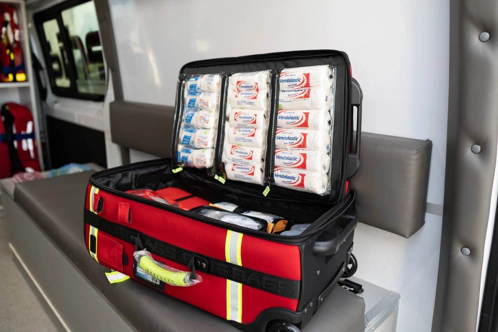 Material para atención de trauma organizado dentro de una ambulancia de alertia724